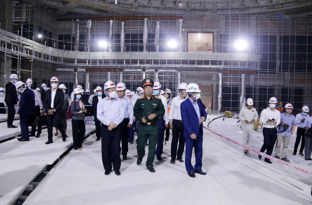 Cùng ngày, Phó Thủ tướng, Bộ trưởng Ngoại giao Phạm Bình Minh đã đến thăm Dự án xây dựng Nhà Quốc hội mới của Lào