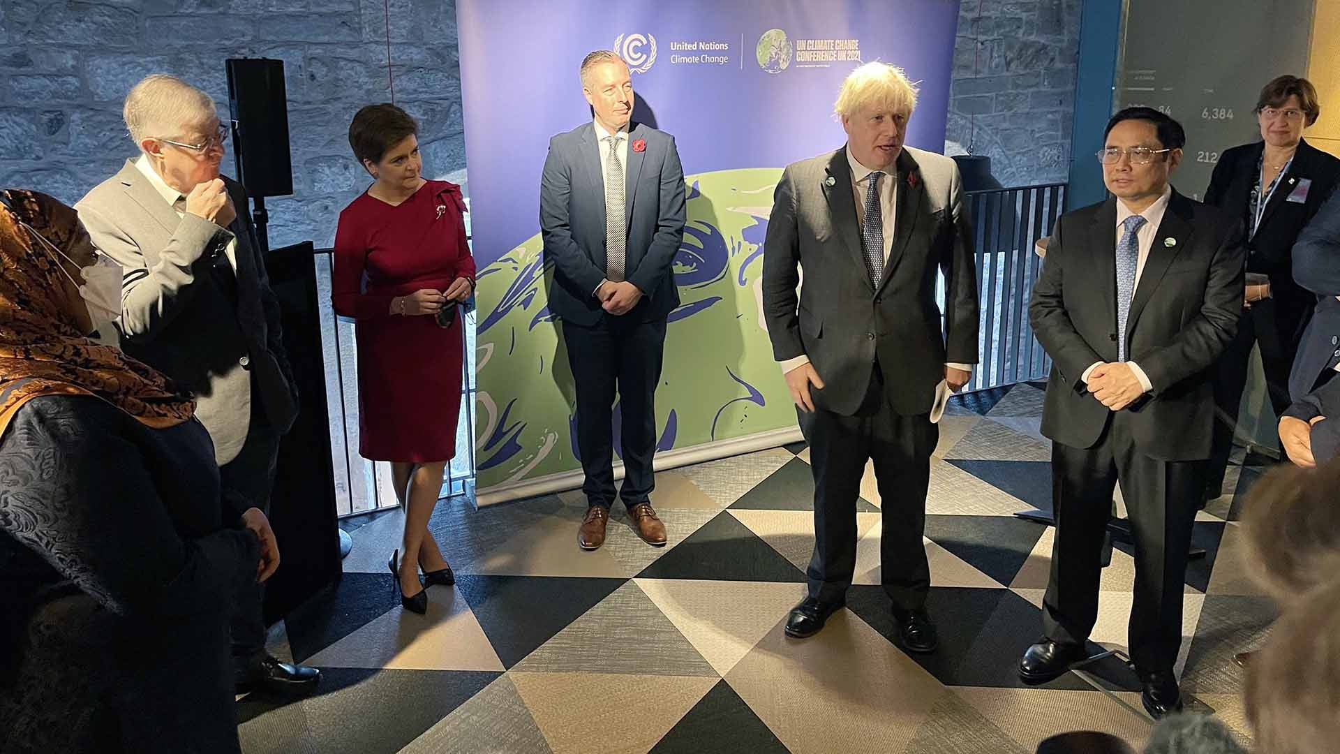 Thủ tướng Vương Quốc Anh Boris Johnson và Thủ tướng Phạm Minh Chính cùng lãnh đạo các nước và các tổ chức quốc tế tham dự buổi gặp. (Ảnh: TTXVN)