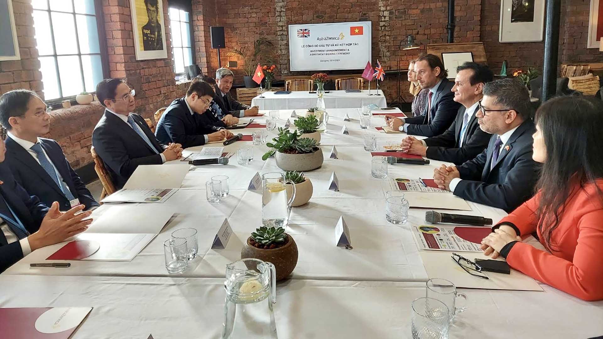 Thủ tướng Chính phủ Phạm Minh Chính đến làm việc với lãnh đạo Công ty AstraZeneca. (Nguồn: VGO