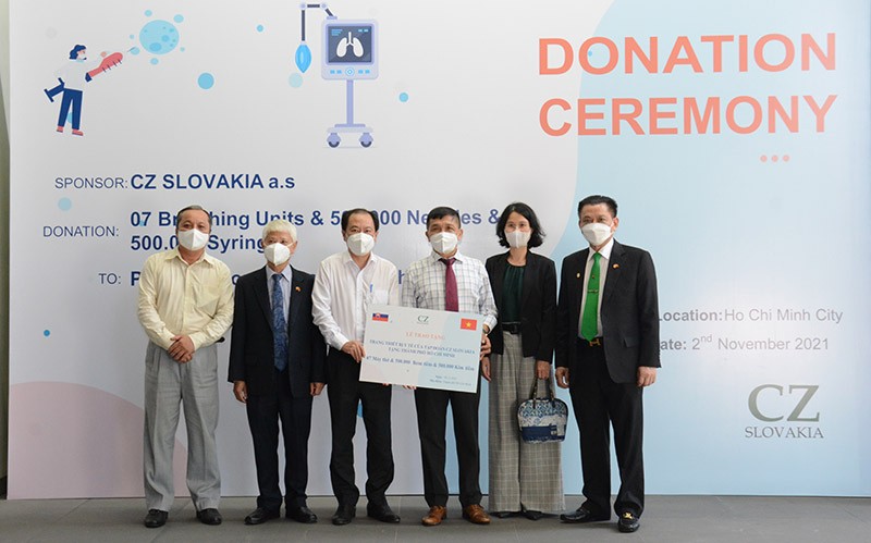 Các đại biểu tại lễ trao tặng. (Ảnh: TT)