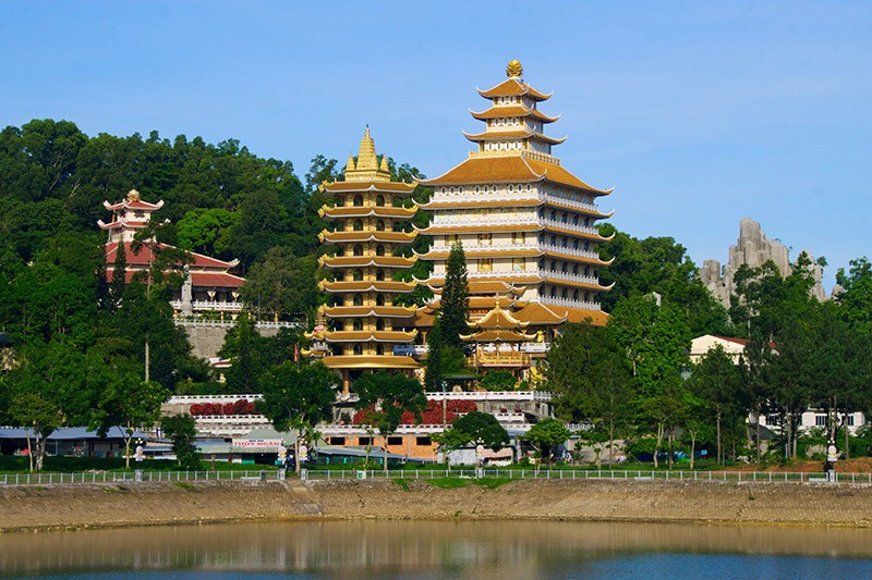 Vẻ đẹp trầm mặc, linh thiêng của núi Cấm. (Ảnh: Chiền Khu)