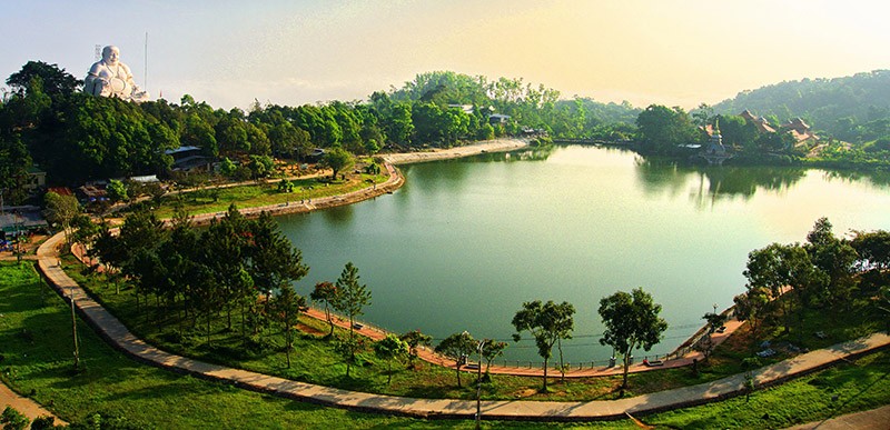 Hồ Thuỷ Liêm-Hồ trên đỉnh núi là nơi thu hút đông du khách tham quan nhất. (Ảnh: Chiền Khu)