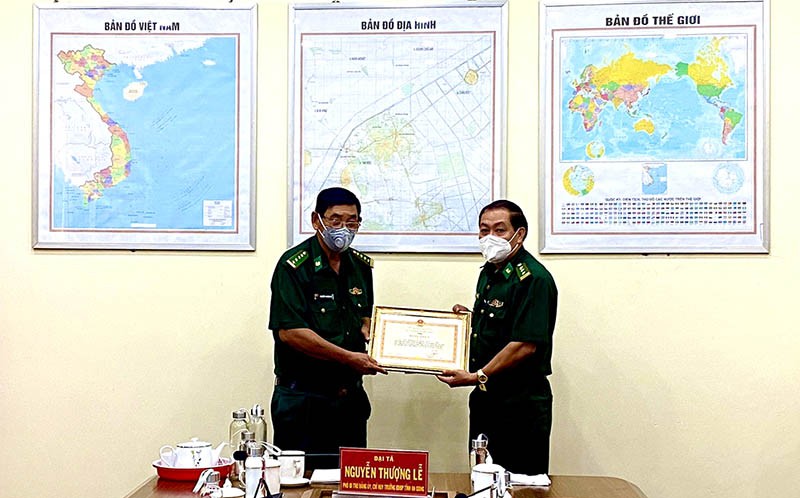 Thừa uỷ quyền của Bộ Tư lệnh BĐBP, Đại tá Nguyễn Thượng Lễ, Chỉ huy trưởng BĐBP An Giang trao Bằng khen cho Đồn BPCKQT Tịnh Biên. (Ảnh: Chiến Khu) Thừa uỷ quyền của Bộ Tư lệnh BĐBP, Đại tá Nguyễn Thượng Lễ, Chỉ huy trưởng BĐBP An Giang trao Bằng khen cho Đồn BPCKQT Tịnh Biên. (Ảnh: Chiến Khu)