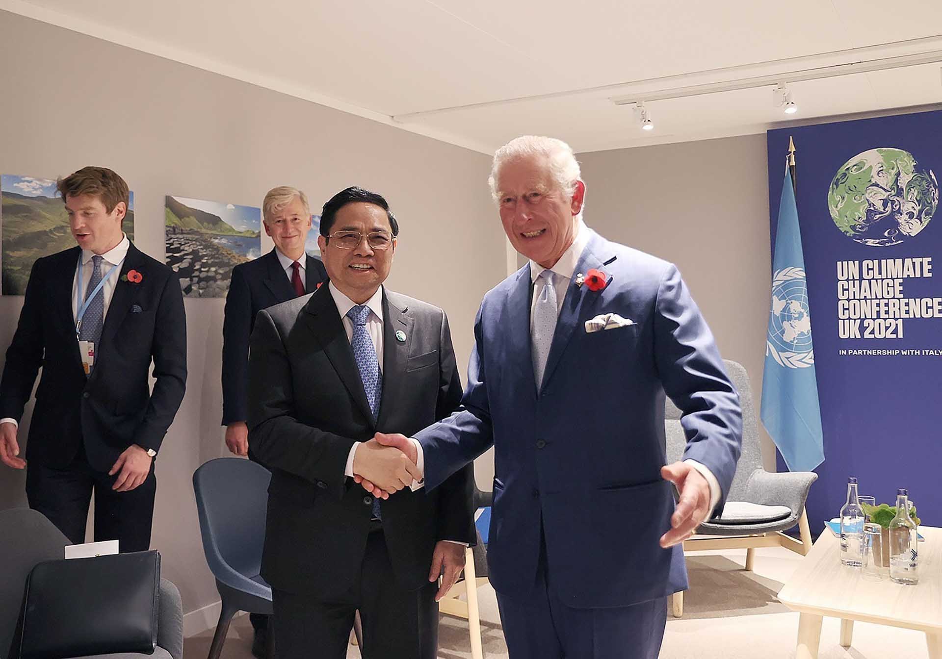 Thủ tướng Phạm Minh Chính gặp Thái tử kế vị Vương quốc Anh Charles. (Nguồn: TTXVN)