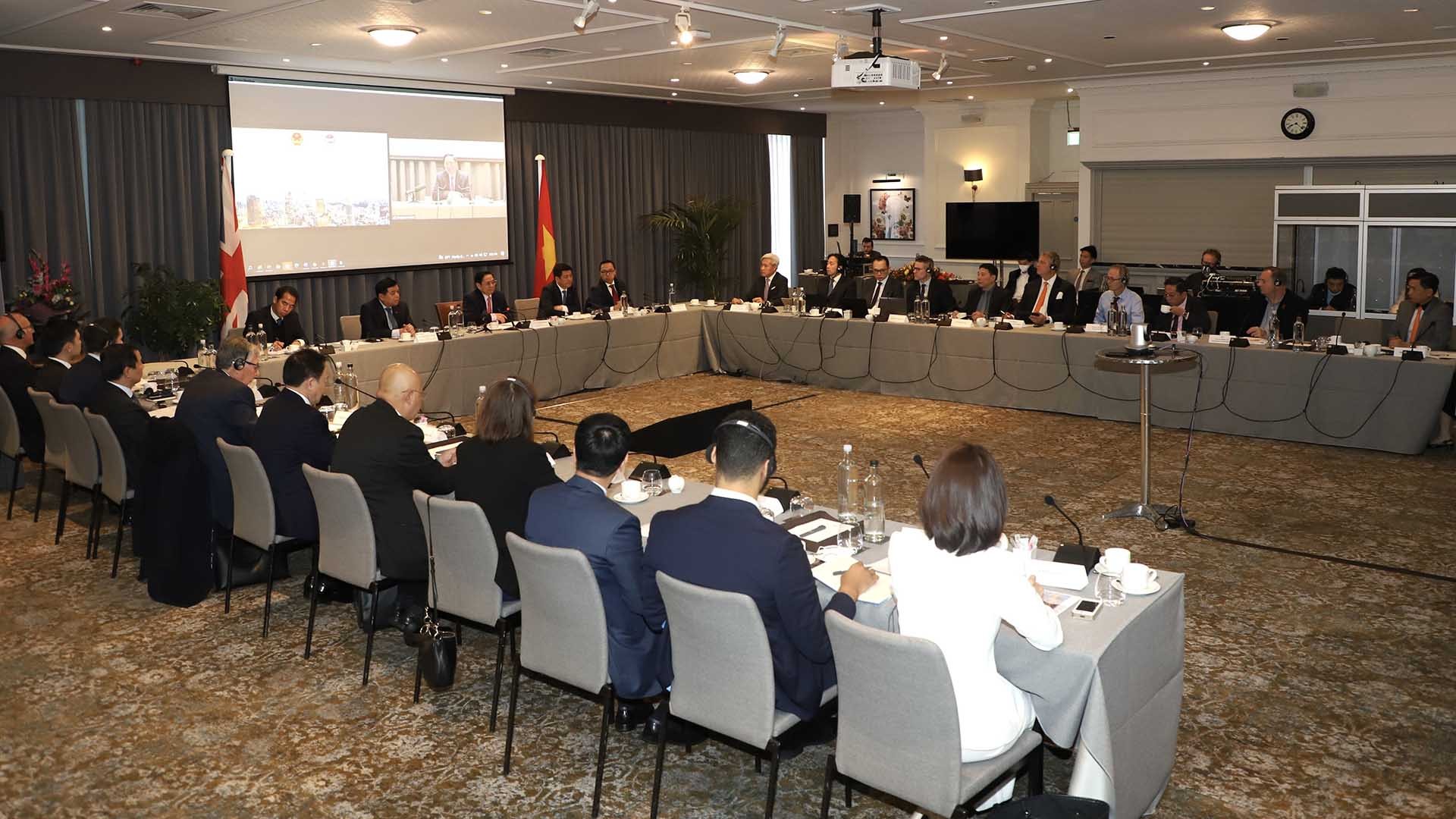 Cuộc gặp gỡ giữa Thủ tướng Phạm Minh Chính và các doanh nghiệp Vương quốc Anh. (Nguồn: TTXVN)