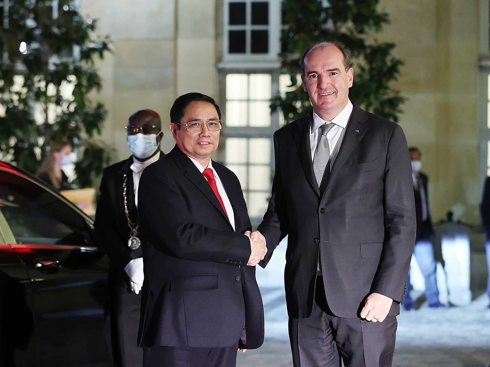 Thủ tướng Pháp Jean Castex đón Thủ tướng Phạm Minh Chính. (Nguồn: TTXVN)