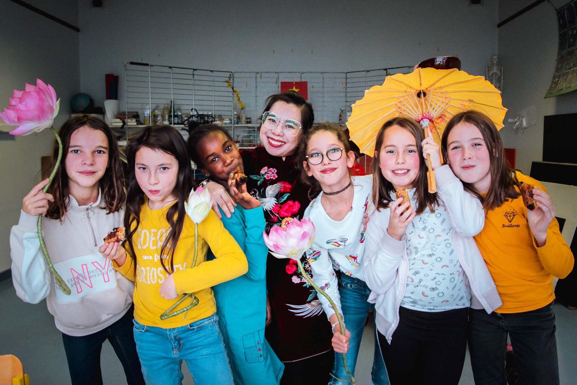 Chị Hoàng Thu Trang tham gia giảng dạy về văn hóa Việt Nam cho học sinh tại Trường Tiểu học Françoise Giroud, thành phố Saint Herblain, Pháp. Chị Hoàng Thu Trang tham gia giảng dạy về văn hóa Việt Nam cho học sinh tại Trường Tiểu học Françoise Giroud, thành phố Saint Herblain, Pháp.