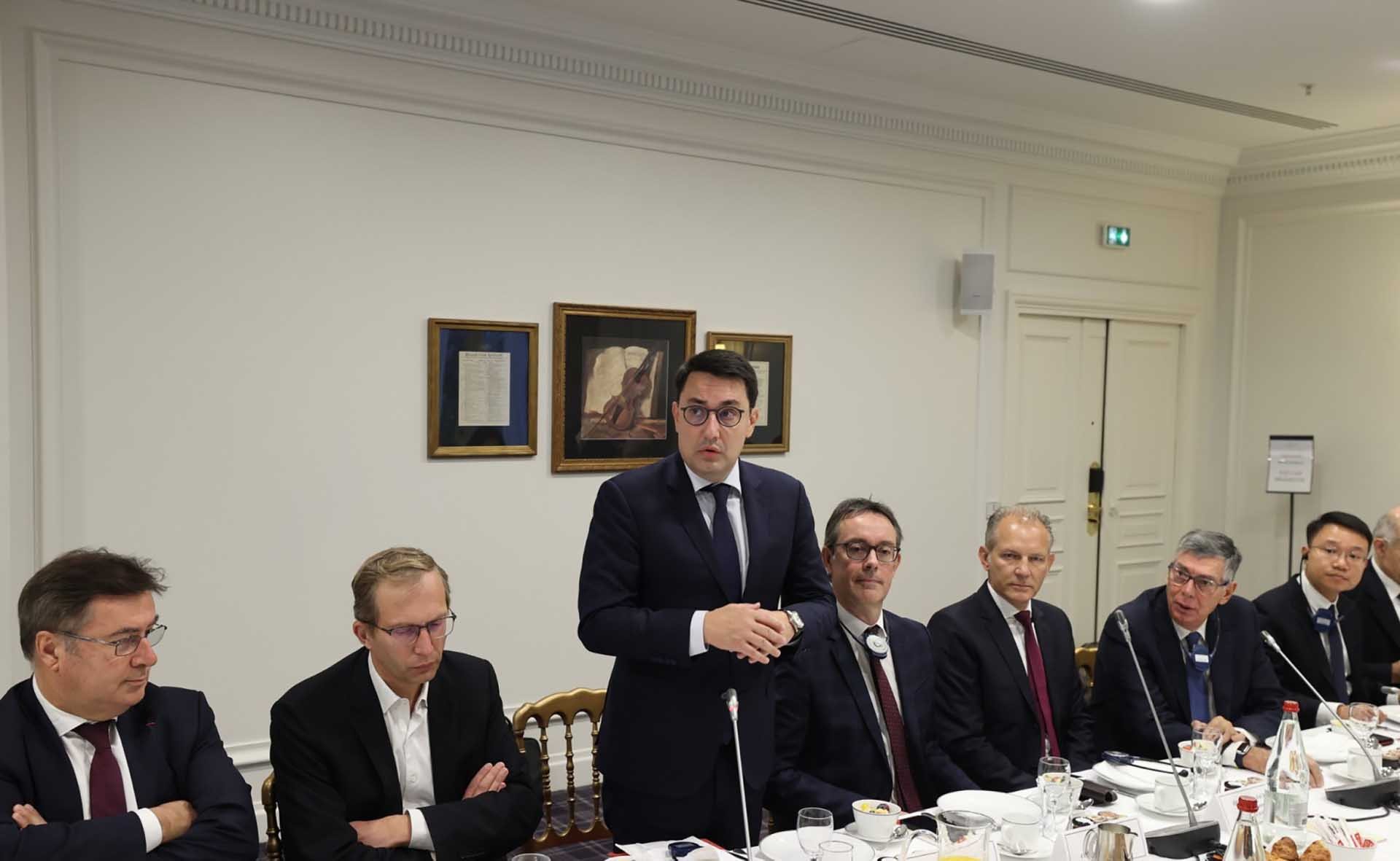 Tại buổi ăn sáng làm việc với Chủ tịch Eurocham tại Việt Nam Alain Cany và lãnh đạo nhiều tập đoàn lớn của Pháp, Thủ tướng Phạm Minh Chính và lãnh đạo các doanh nghiệp đã trao đổi trên tinh thần cởi mở, thẳng thắn về những cơ hội và quá trình hoạt động tạ