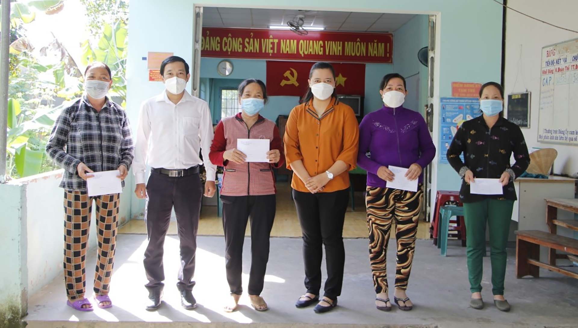 Đại diện các đơn vị phối hợp trao tiền hỗ trợ cho người dân có hoàn cảnh khó khăn phường Vĩnh Quang, TP. Rạch Giá, tỉnh Kiên Giang. (Ảnh: Khánh Thùy-Chiến Khu)