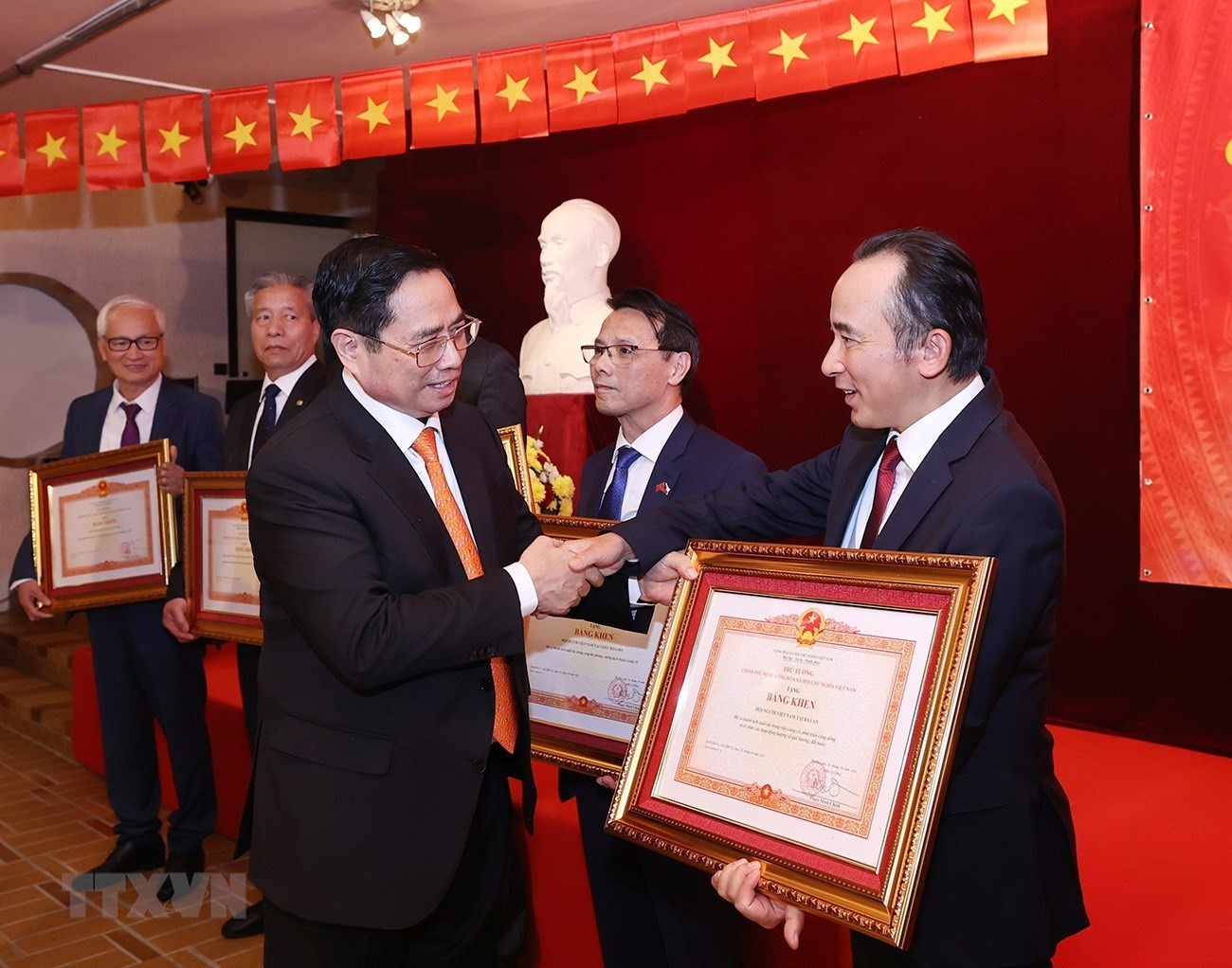 Thủ tướng Phạm Minh Chính tặng Bằng khen cho các kiều bào có thành tích trong công tác phòng, chống dịch. (Nguồn: TTXVN)