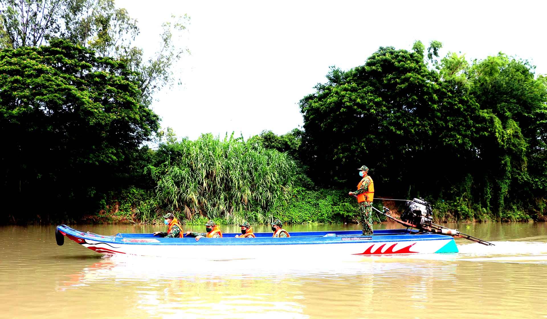 Cán bộ, chiến sĩ Đồn Biên phòng cửa khẩu Long Bình, BĐBP An Giang tuần tra, kiểm soát chống xuất nhập cảnh trái phép qua biên giới, các loại tội phạm trên sông. (Ảnh: Chiến Khu)