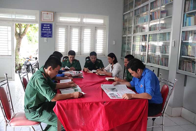 Mô hình “phòng đọc biên giới” góp phần phổ biến kiến thức pháp luật cho cán bộ, nhân dân vùng biên giới An Giang. (Ảnh: Chiến Khu) Mô hình “phòng đọc biên giới” góp phần phổ biến kiến thức pháp luật cho cán bộ, nhân dân vùng biên giới An Giang. (Ảnh: Chiến Khu)