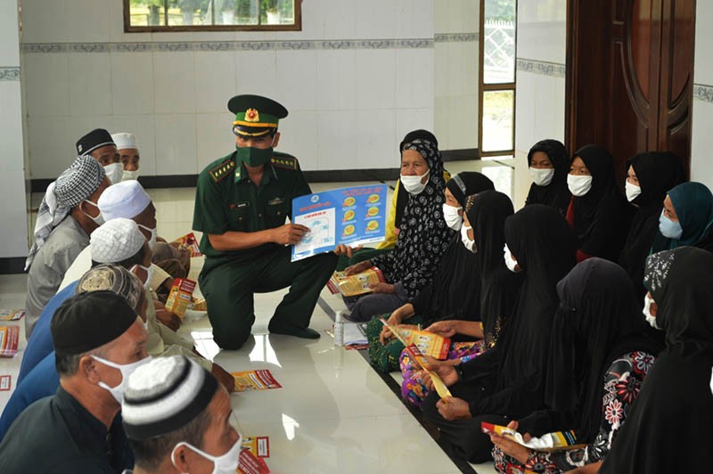 Đồn Biên phòng Nhơn Hội tuyên truyền pháp luật về biên giới quốc gia và phòng, chống Covid-19 cho đồng bào Chăm xã Nhơn Hội, huyện An Phú. (Ảnh: Chiến Khu) Đồn Biên phòng Nhơn Hội tuyên truyền pháp luật về biên giới quốc gia và phòng, chống Covid-19 cho đồng bào Chăm xã Nhơn Hội, huyện An Phú. (Ảnh: Chiến Khu)