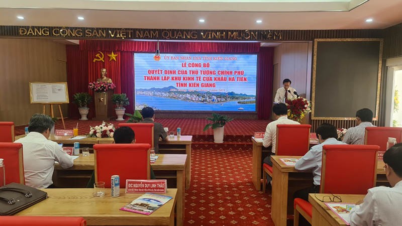 Kiên Giang tổ chức lễ công bố Quyết định của Thủ tướng Chính phủ thành lập Khu kinh tế của khẩu Quốc tế Hà Tiên. (Ảnh: Khánh Thùy-Chiến Khu) Kiên Giang tổ chức lễ công bố Quyết định của Thủ tướng Chính phủ thành lập Khu kinh tế của khẩu Quốc tế Hà Tiên. (Ảnh: Khánh Thùy-Chiến Khu)