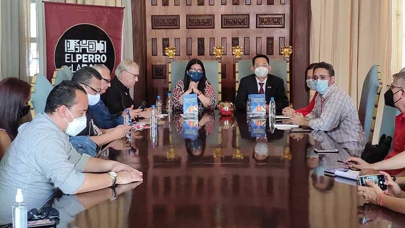 Giới thiệu sách 'Quá trình đổi mới chính sách đối ngoại của Việt Nam với ASEAN giai đoạn 1986-2016' tại Venezuela