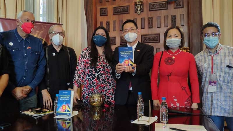 Giới thiệu sách 'Quá trình đổi mới chính sách đối ngoại của Việt Nam với ASEAN giai đoạn 1986-2016' tại Venezuela