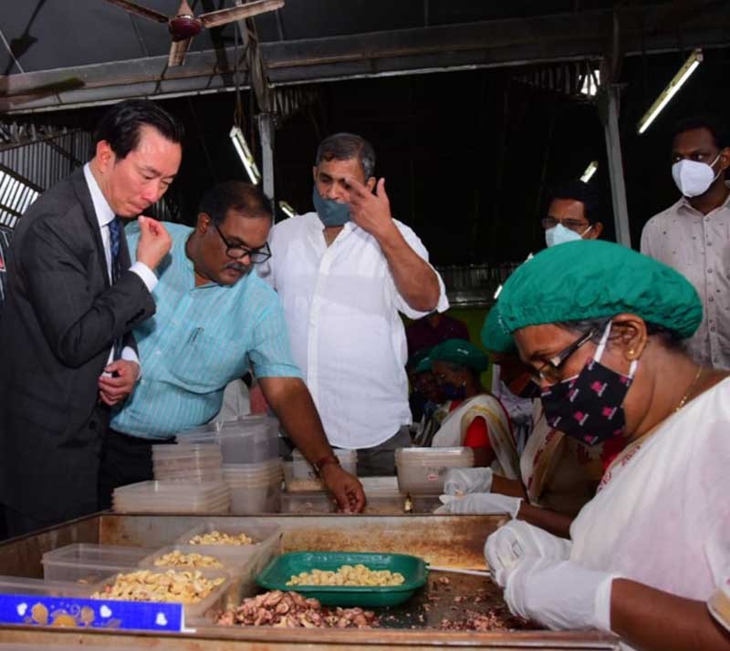 Đại sứ Phạm Sanh Châu đã thăm một số cơ sở sản xuất 