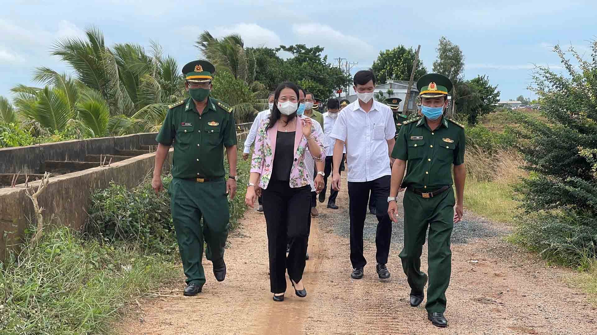 Phó Chủ tịch nước Võ Thị Ánh Xuân thị sát biên giới xã Vĩnh Gia, huyện Tri Tôn, tỉnh An Giang. (Ảnh: Chiến Khu) Phó Chủ tịch nước Võ Thị Ánh Xuân thị sát biên giới xã Vĩnh Gia, huyện Tri Tôn, tỉnh An Giang. (Ảnh: Chiến Khu)