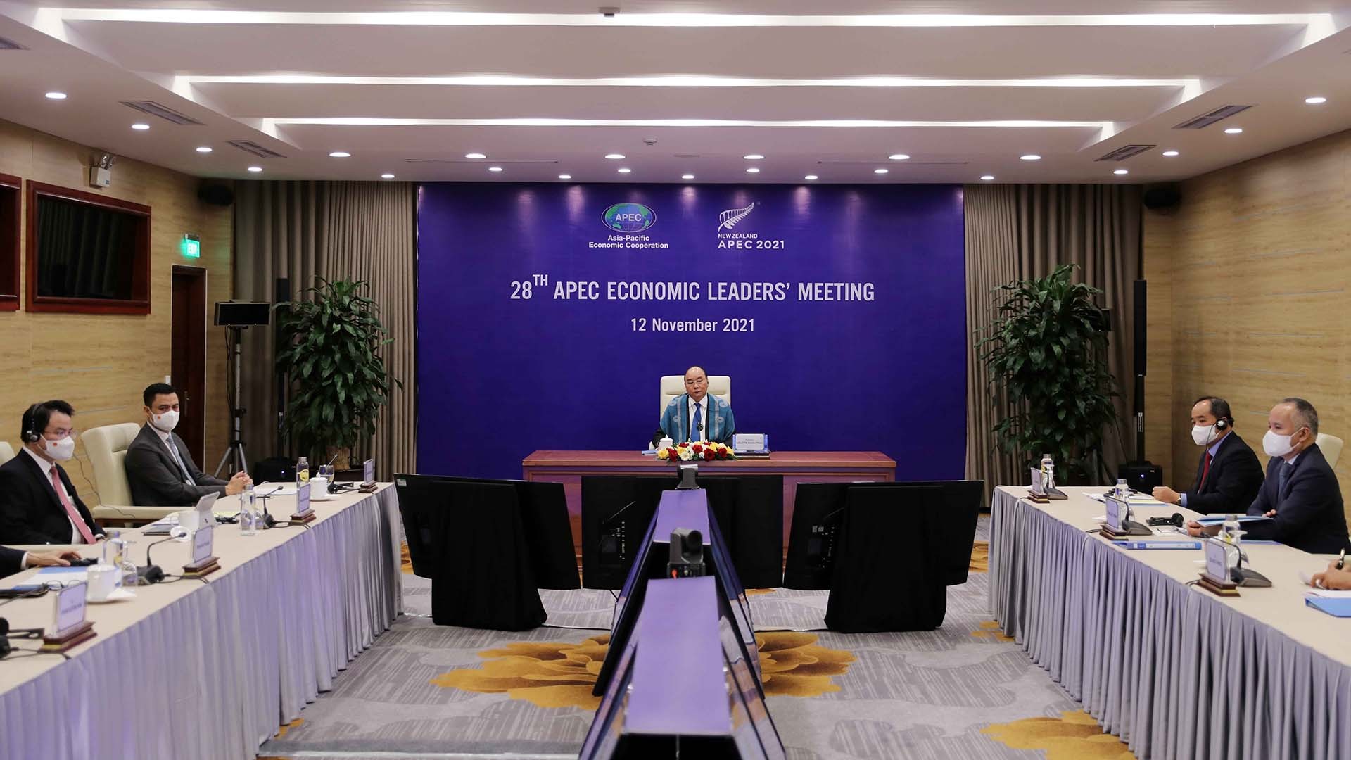 Chủ tịch nước Nguyễn Xuân Phúc và đoàn đại biểu Việt Nam tại điểm cầu Hà Nội. (Nguồn: TTXVN)