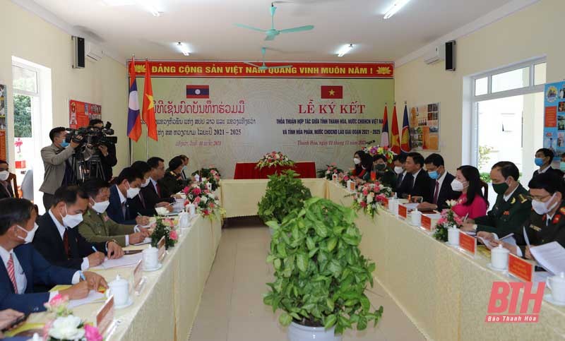 Đoàn lãnh đạo cấp cao hai tỉnh Thanh Hóa - Houaphanh hội đàm. (Ảnh: Báo Thanh Hóa)