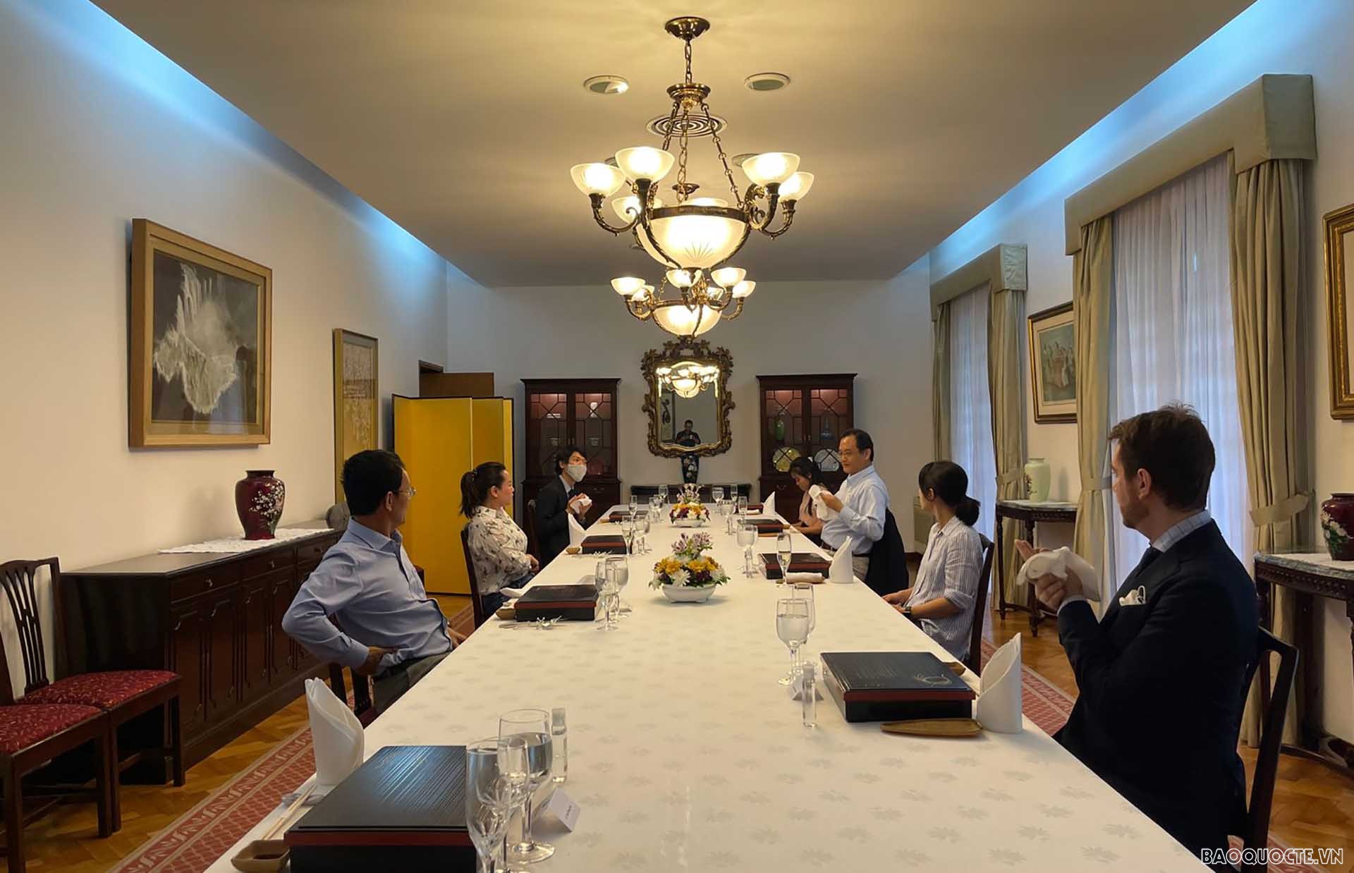 Đại sứ Nhật Bản Takahiro Nakamae mời cơm thân đoàn Việt Nam và giới thiệu về triết lý ẩm thực Nhật Bản.