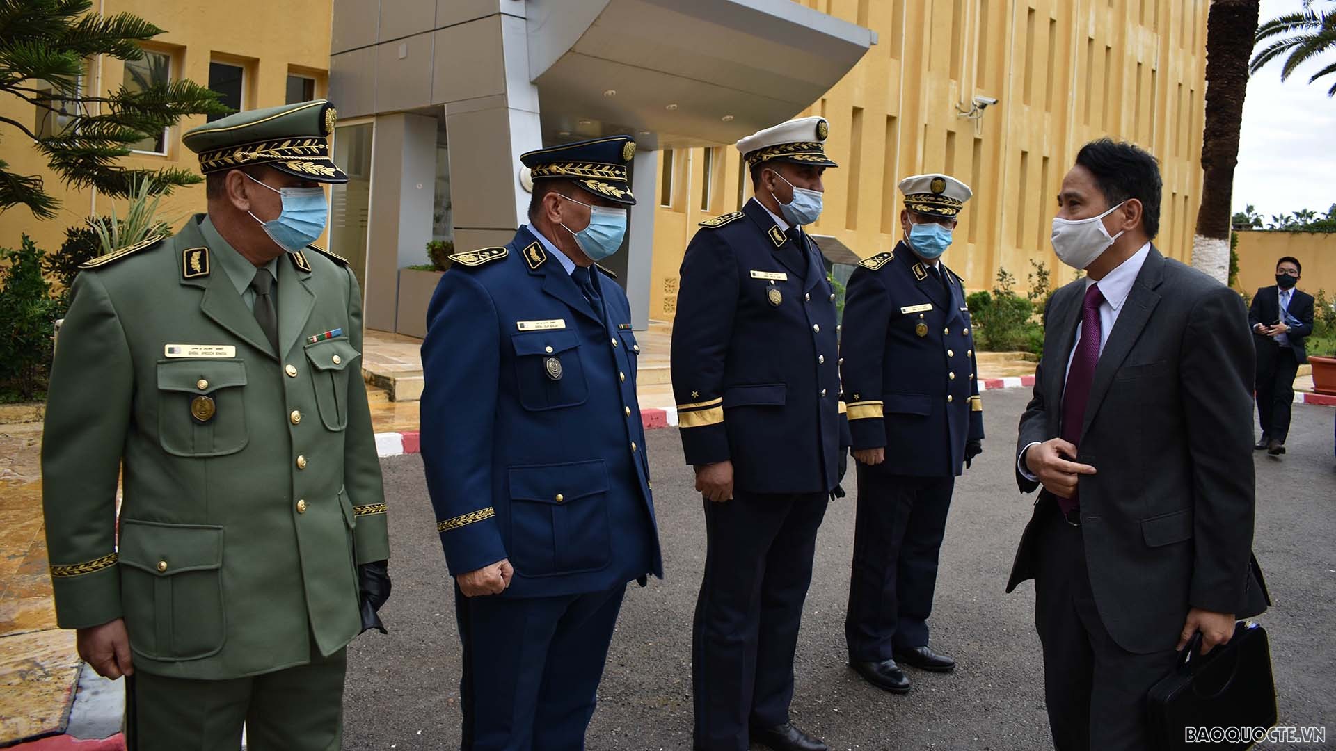 Đại sứ Nguyễn Thành Vinh và lãnh đạo trường Đại học chiến tranh Algeria. Đại sứ Nguyễn Thành Vinh và lãnh đạo trường Đại học chiến tranh Algeria.