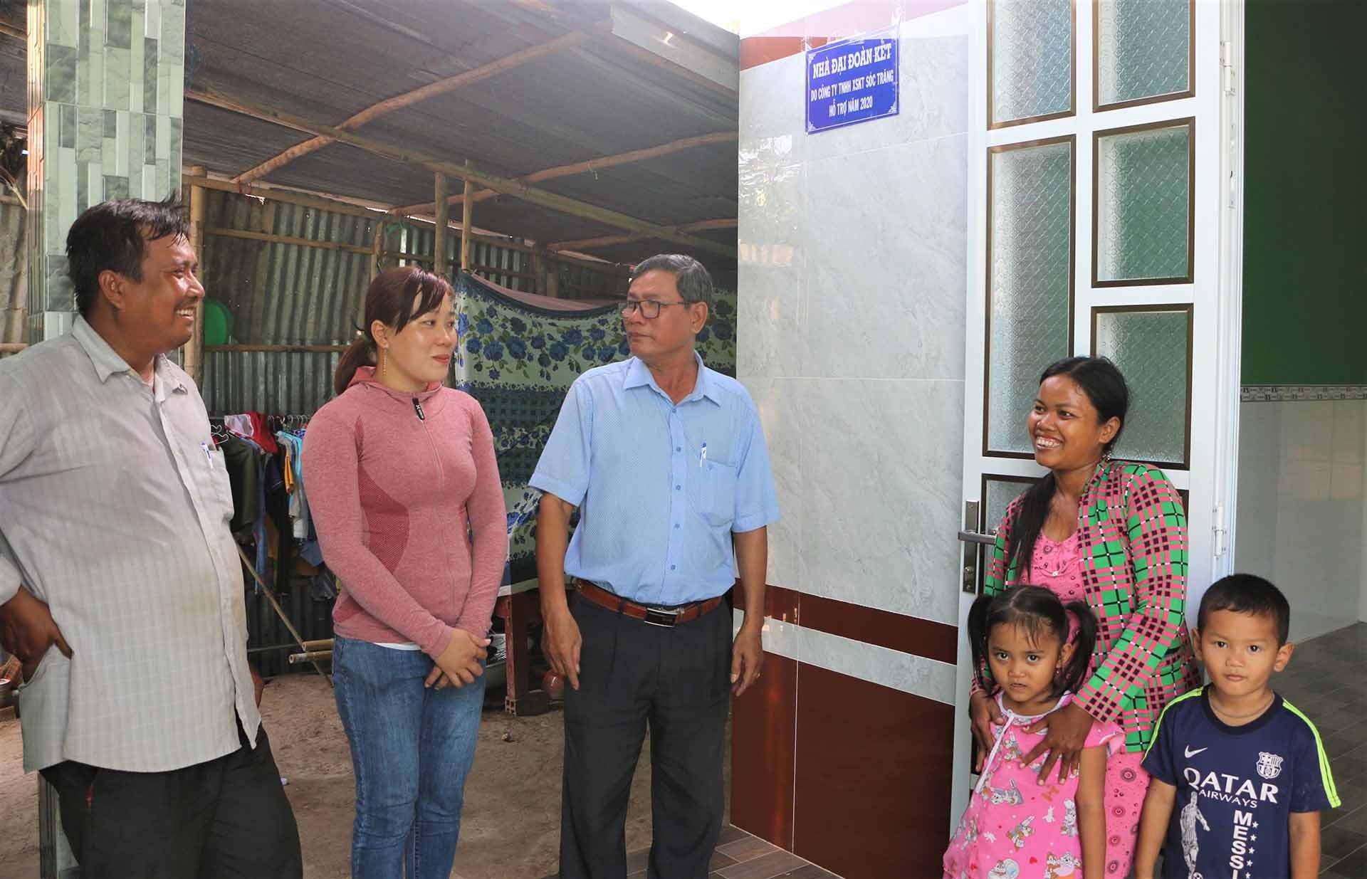 Chị Thạch Thị Thu, ấp Khu 2, xã Thạnh Phú, huyện Mỹ Xuyên, Sóc Trăng  (ngoài cùng bên phải cùng 2 con nhỏ) vui mừng khi được hỗ trợ kinh phí xây căn nhà mới. (Ảnh: Văn Long-Chiến Khu)