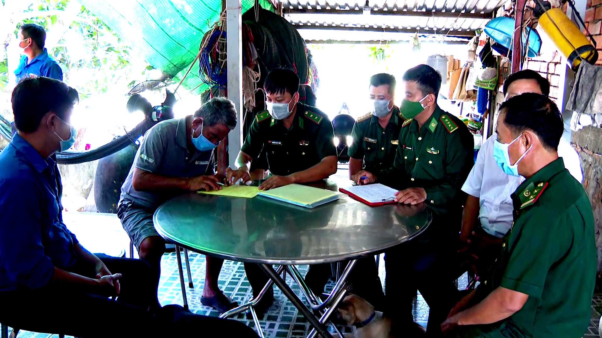 Đồn Biên phòng Trung Bình, BĐBP Sóc Trăng phối hợp với các ngành chức năng đến tận hộ gia đình có tàu đánh bắt hải sản để tuyên truyền và ký cam kết không khai thác đánh bắt hải sản trên vùng biển nước ngoài. (Ảnh: Văn Long-Chiến Khu)