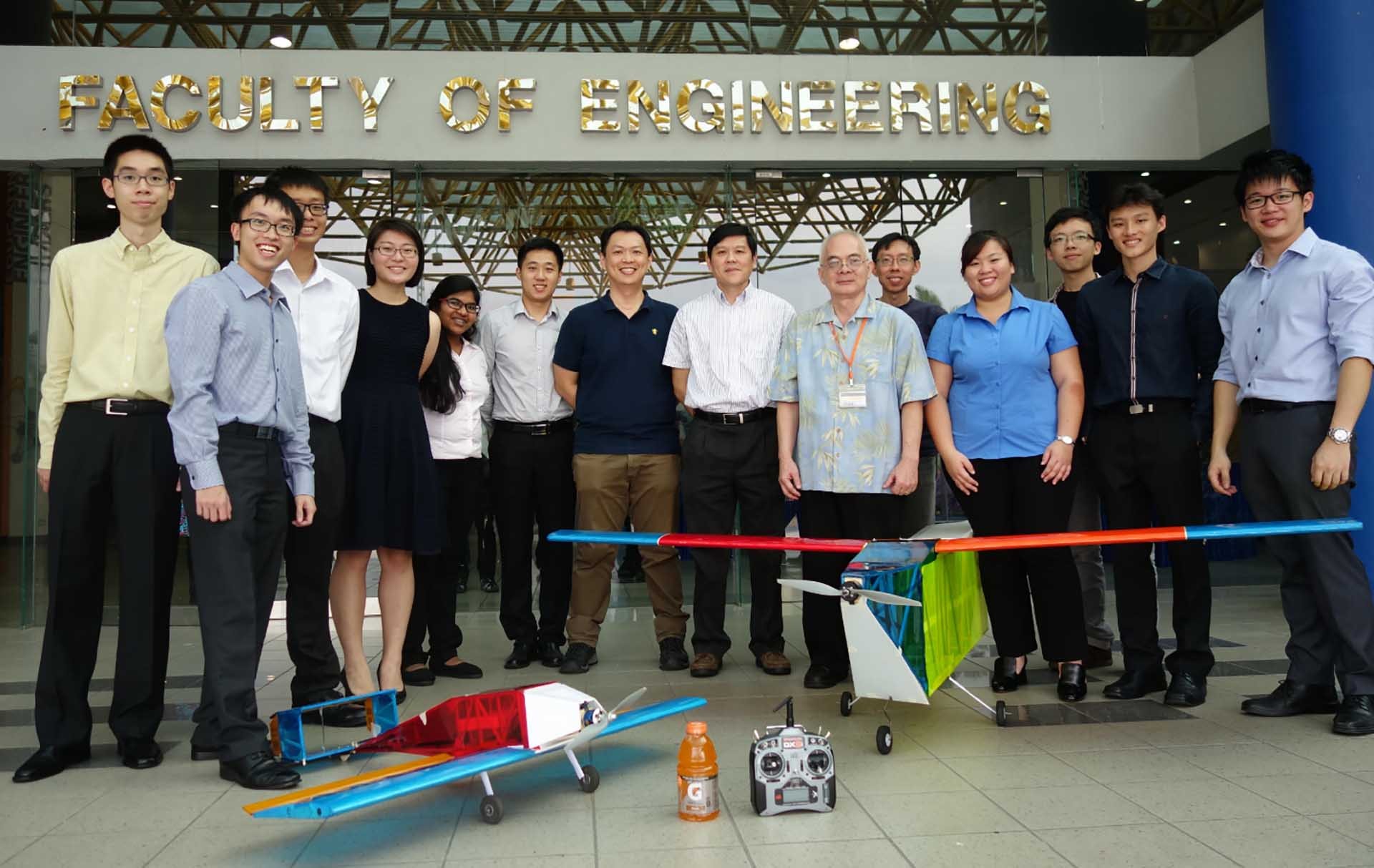 GS. Phan Thiện Nhân và các sinh viên. (Ảnh: NVCC) GS. Phan Thiện Nhân và các sinh viên. (Ảnh: NVCC)