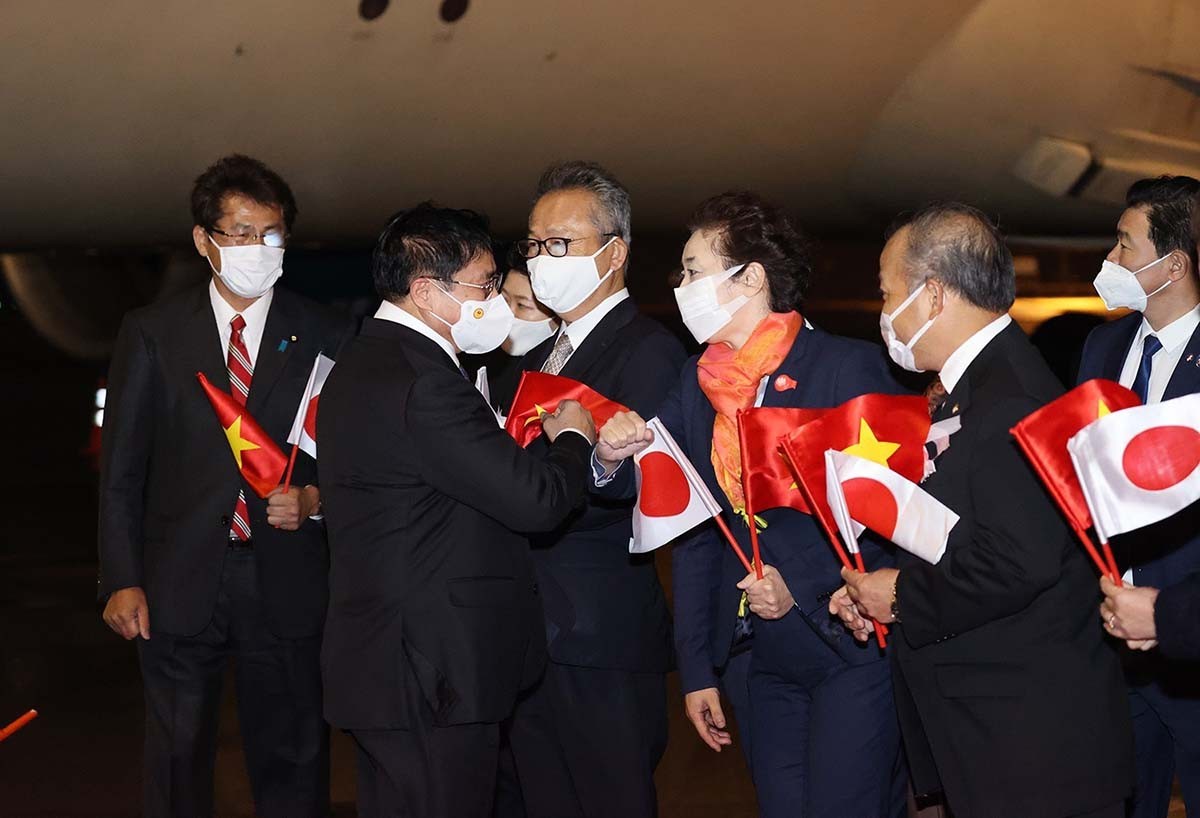 Cán bộ, nhân viên Đại sứ quán Việt Nam tại Nhật Bản đón Thủ tướng Phạm Minh Chính tại Sân bay quốc tế Haneda. (Nguồn: TTXVN)