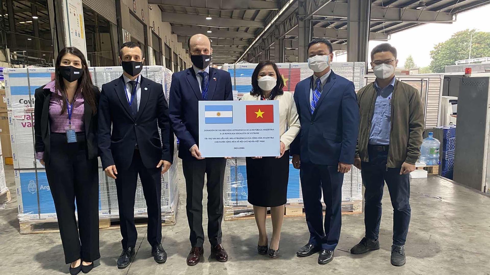Tham dự việc tiếp nhận lô vaccine trên có đại diện của Bộ Ngoại giao, Bộ Y tế, Viện Vệ sinh Dịch tễ Trung ương, Đại sứ đặc mệnh toàn quyền Argentina tại Việt Nam Luis Pablo Maria Beltramino.