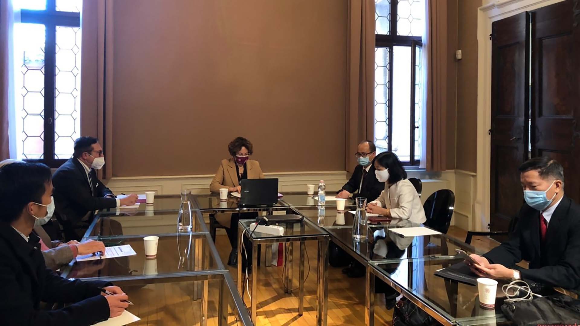 Đại sứ Nguyễn Thị Bích Huệ gặp và làm việc với lãnh đạo các trường Đại học trao đổi về tình hình hợp tác giáo dục.