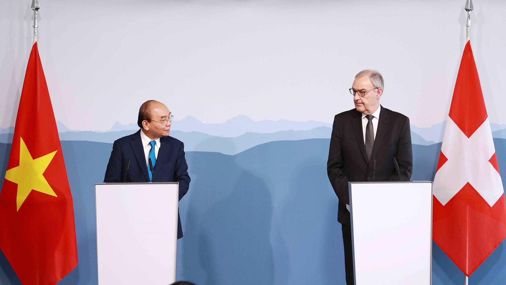 Chủ tịch nước Nguyễn Xuân Phúc và Tổng thống Liên bang Thụy Sỹ Guy Parmelin chủ trì buổi họp báo. (Nguồn : TTXVN) Chủ tịch nước Nguyễn Xuân Phúc và Tổng thống Liên bang Thụy Sỹ Guy Parmelin chủ trì buổi họp báo. (Nguồn : TTXVN)