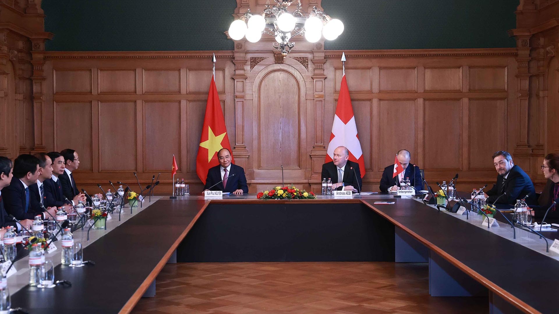 Chủ tịch nước Nguyễn Xuân Phúc hội kiến Chủ tịch Hội đồng Quốc gia Liên bang Thụy Sỹ Andreas Aebi. (Nguồn: TTXVN)