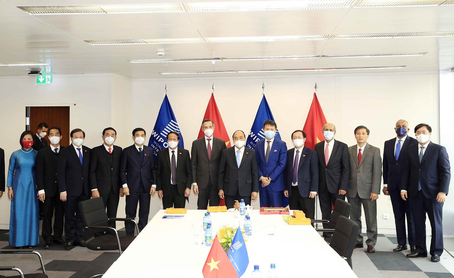 Chủ tịch nước Nguyễn Xuân Phúc với các đại biểu tại trụ sở Tổ chức Sở hữu trí tuệ thế giới (WIPO). (Nguồn: TTXVN)