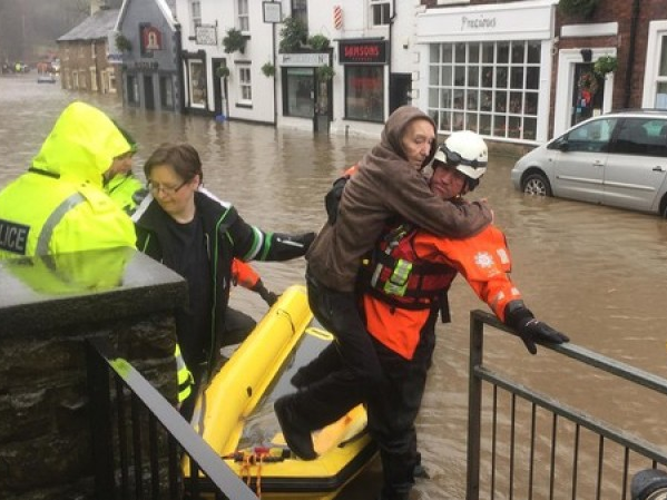 Miền Bắc nước Anh chìm trong lũ lụt