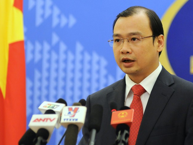 Phản đối Trung Quốc đưa máy bay ra đá Chữ Thập