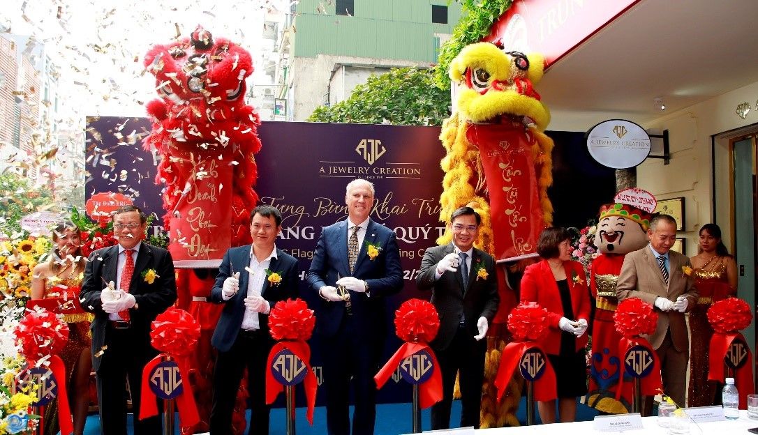 khai truong trung tam vang bac da quy thoi trang ajc