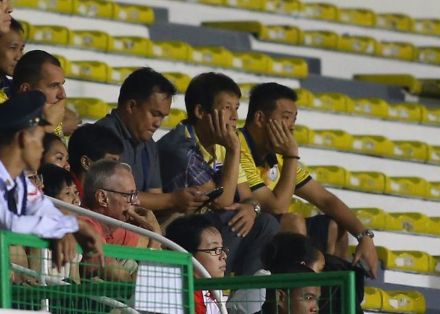 HLV Akira Nishino chán nản, bỏ về sau bàn thắng của Đức Chinh