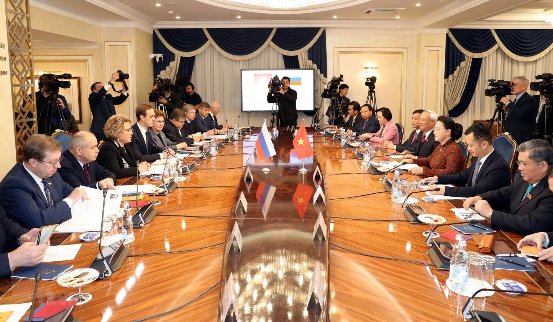 Chủ tịch Quốc hội Nguyễn Thị Kim Ngân hội đàm với Chủ tịch Hội đồng Liên bang Nga chu tich quoc hoi nguyen thi kim ngan hoi dam voi chu tich hoi dong lien bang nga