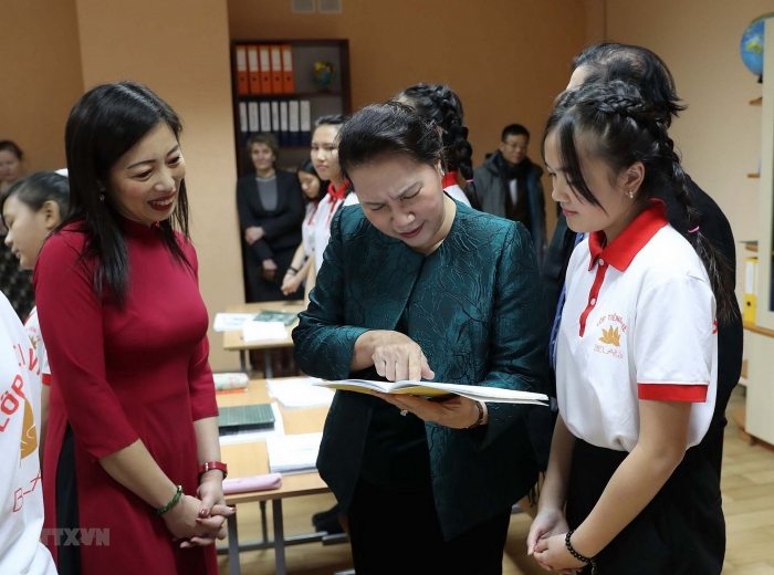 chu tich quoc hoi tham lop hoc tieng viet tai minsk belarus