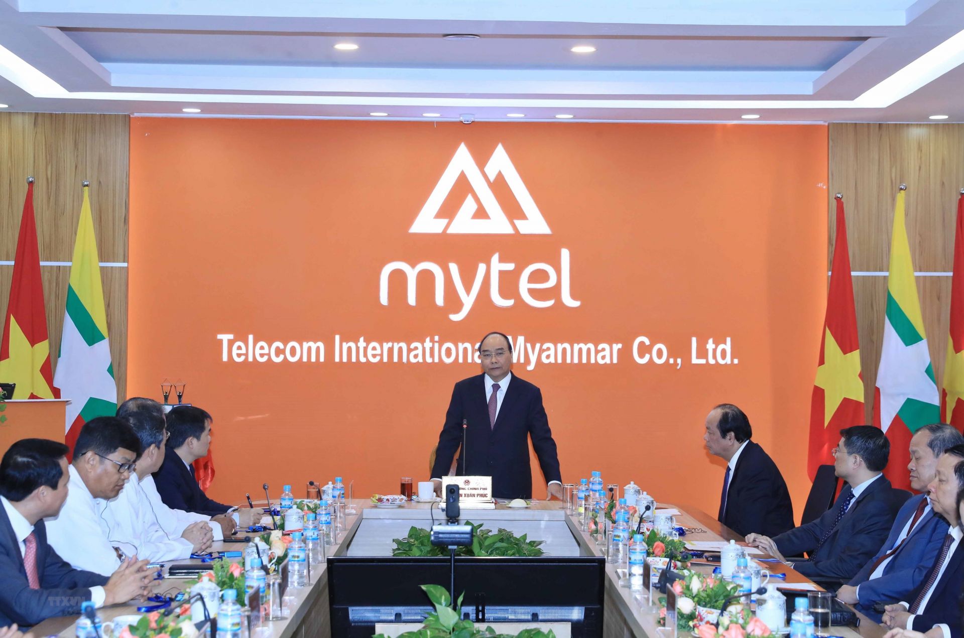 Thủ tướng thăm một số cơ sở đầu tư của doanh nghiệp Việt Nam tại Myanmar