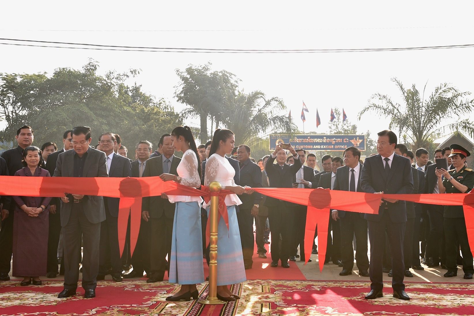 Việt Nam khánh thành, bàn giao chợ biên giới kiểu mẫu tặng Campuchia