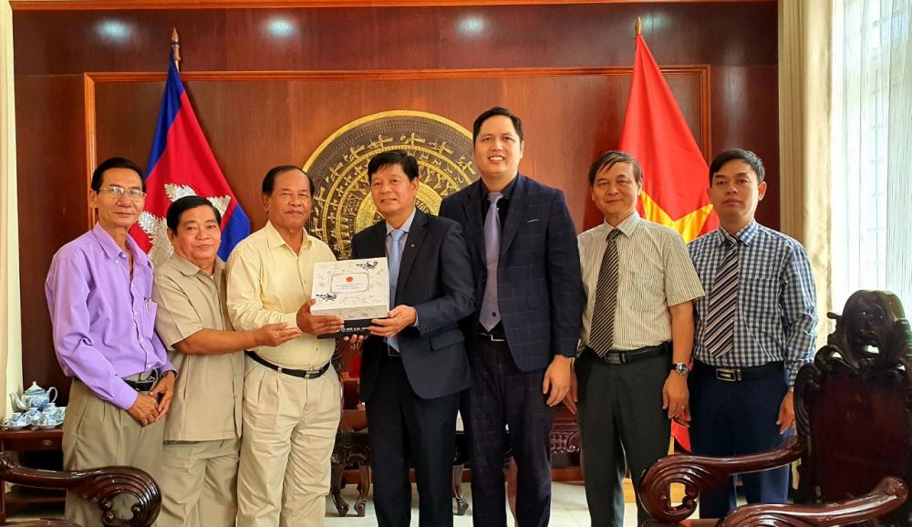 Tổng Lãnh sự Việt Nam tại tỉnh Preah Sihanouk Vũ Ngọc Lý tiếp ông Seang Chann, Uỷ viên Hội đồng tỉnh, Uỷ viên thường vụ kiêm Chủ nhiệm Uỷ ban kiểm tra Đảng uỷ CPP tỉnh Preah Sihanouk Tổng Lãnh sự Việt Nam tại tỉnh Preah Sihanouk Vũ Ngọc Lý tiếp ông Seang Chann, Uỷ viên Hội đồng tỉnh, Uỷ viên thường vụ kiêm Chủ nhiệm Uỷ ban kiểm tra Đảng uỷ CPP tỉnh Preah Sihanouk