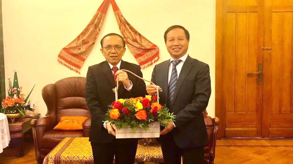 Đại sứ Việt Nam tại Liên bang Nga Ngô Đức Mạnh chúc mừng Quốc khánh Lào