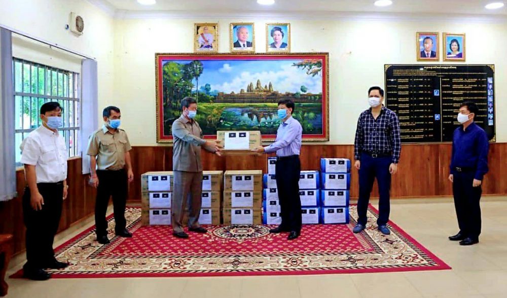 Tổng Lãnh sự quán Việt Nam tặng khẩu trang và dung dịch sát khuẩn cho Chính quyền và Nhân dân tỉnh Preah Sihanouk