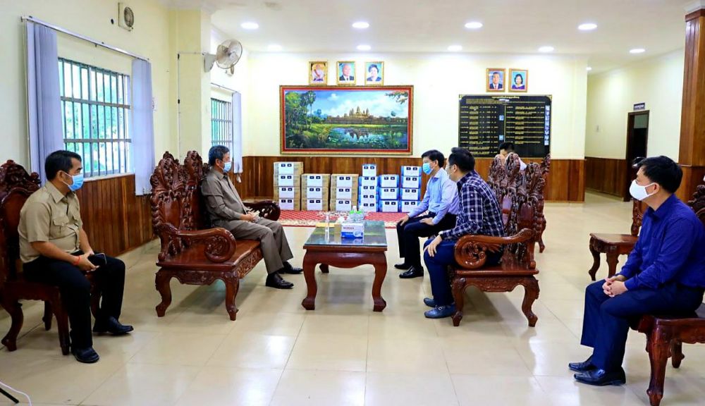 Tổng Lãnh sự quán Việt Nam tặng khẩu trang và dung dịch sát khuẩn cho Chính quyền và Nhân dân tỉnh Preah Sihanouk