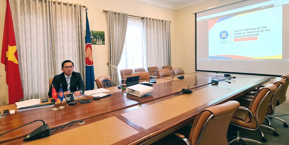 Đại sứ Trần Đức Bình, Trưởng Phái đoàn Việt Nam tại ASEAN, Chủ tịch Ủy ban các Đại diện Thường trực tại ASEAN đã dẫn đầu đoàn Việt Nam tham dự cuộc họp lần thứ 45 của Hội đồng Uỷ thác Quỹ ASEAN Đại sứ Trần Đức Bình, Trưởng Phái đoàn Việt Nam tại ASEAN, Chủ tịch Ủy ban các Đại diện Thường trực tại ASEAN đã dẫn đầu đoàn Việt Nam tham dự cuộc họp lần thứ 45 của Hội đồng Uỷ thác Quỹ ASEAN