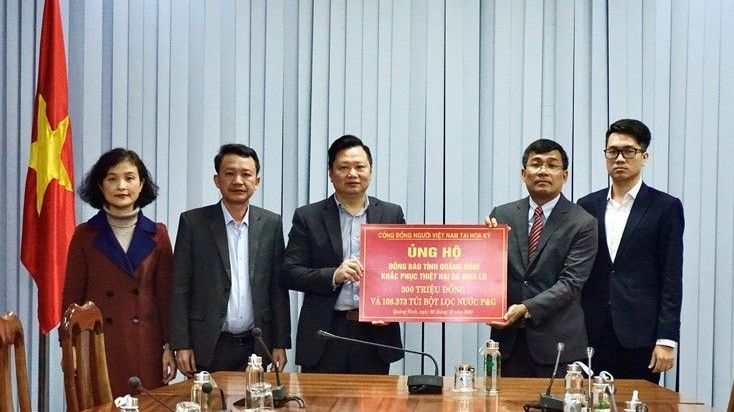 Thứ trưởng Ngoại giao Nguyễn Minh Vũ làm việc với chính quyền một số tỉnh, trao tiền quyên góp của kiều bào ủng hộ đồng bào miền Trung