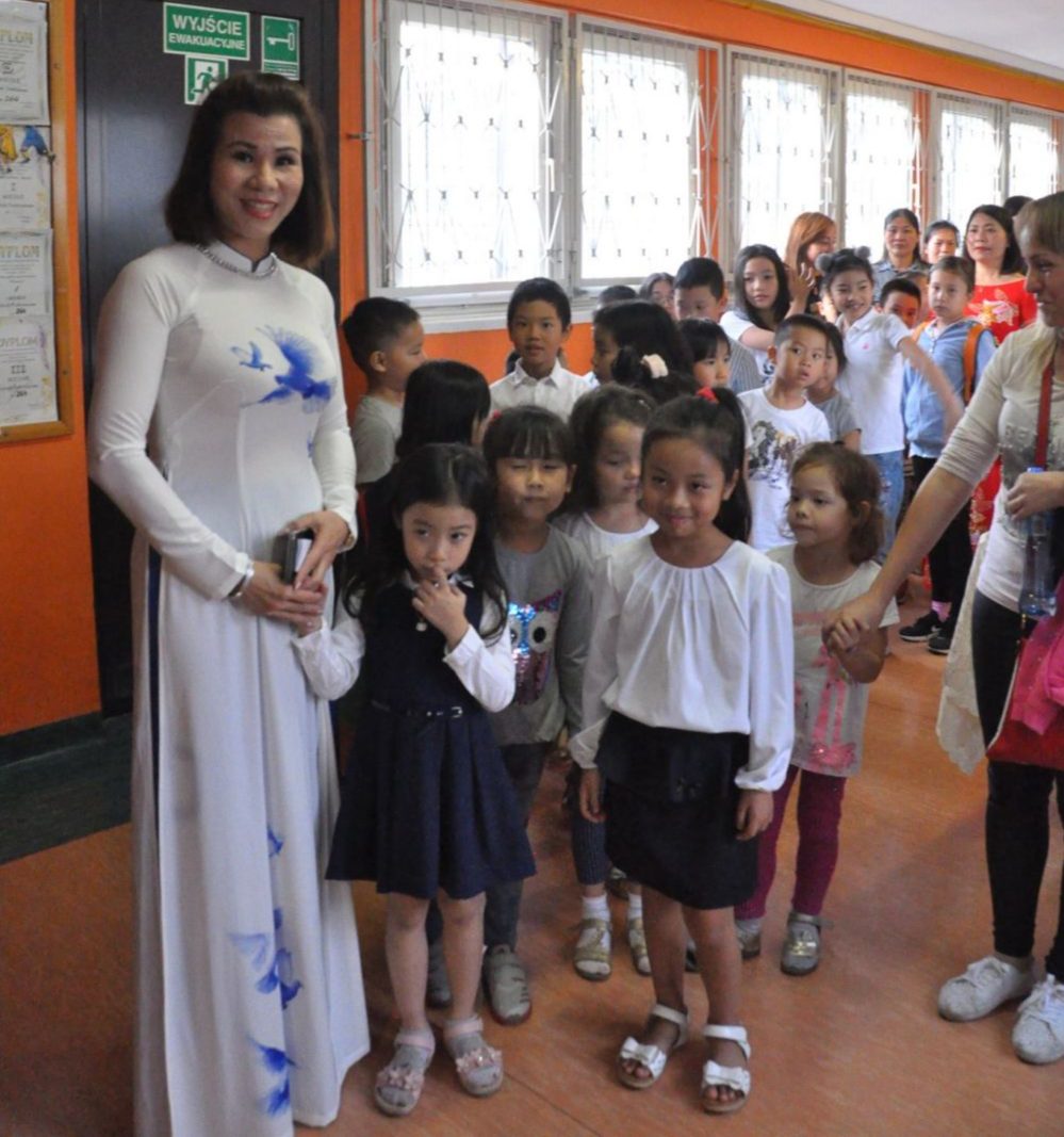 Cô trò Trường Tiếng Việt Lạc Long Quân ở Ba Lan. Cô trò Trường Tiếng Việt Lạc Long Quân ở Ba Lan.